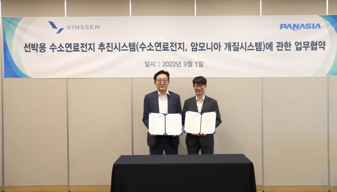 이칠환(오른쪽) 빈센 대표와 이수태(오른쪽) 파나시아 회장이 1일 ‘H2 MEET 2022(前 수소모빌리티+쇼)’에서 업무협약을 MOU를 체결했다. [빈센 제공]