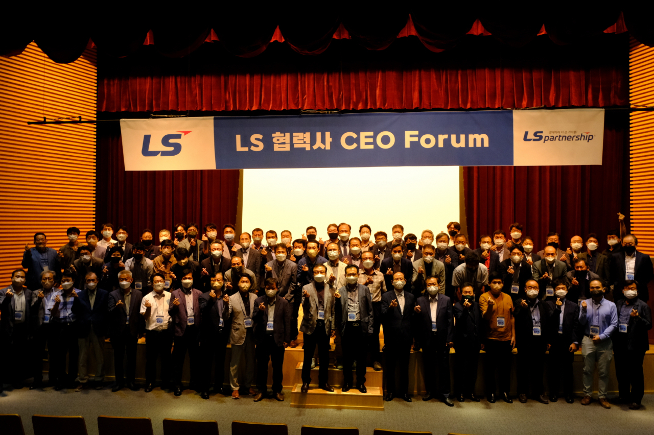 경기도 안성 소재 LS미래원에서 개최된 ‘LS 협력사 CEO 포럼’에 참석한 협력사 대표들이 기념사진을 찍고 있다. [LS 제공]
