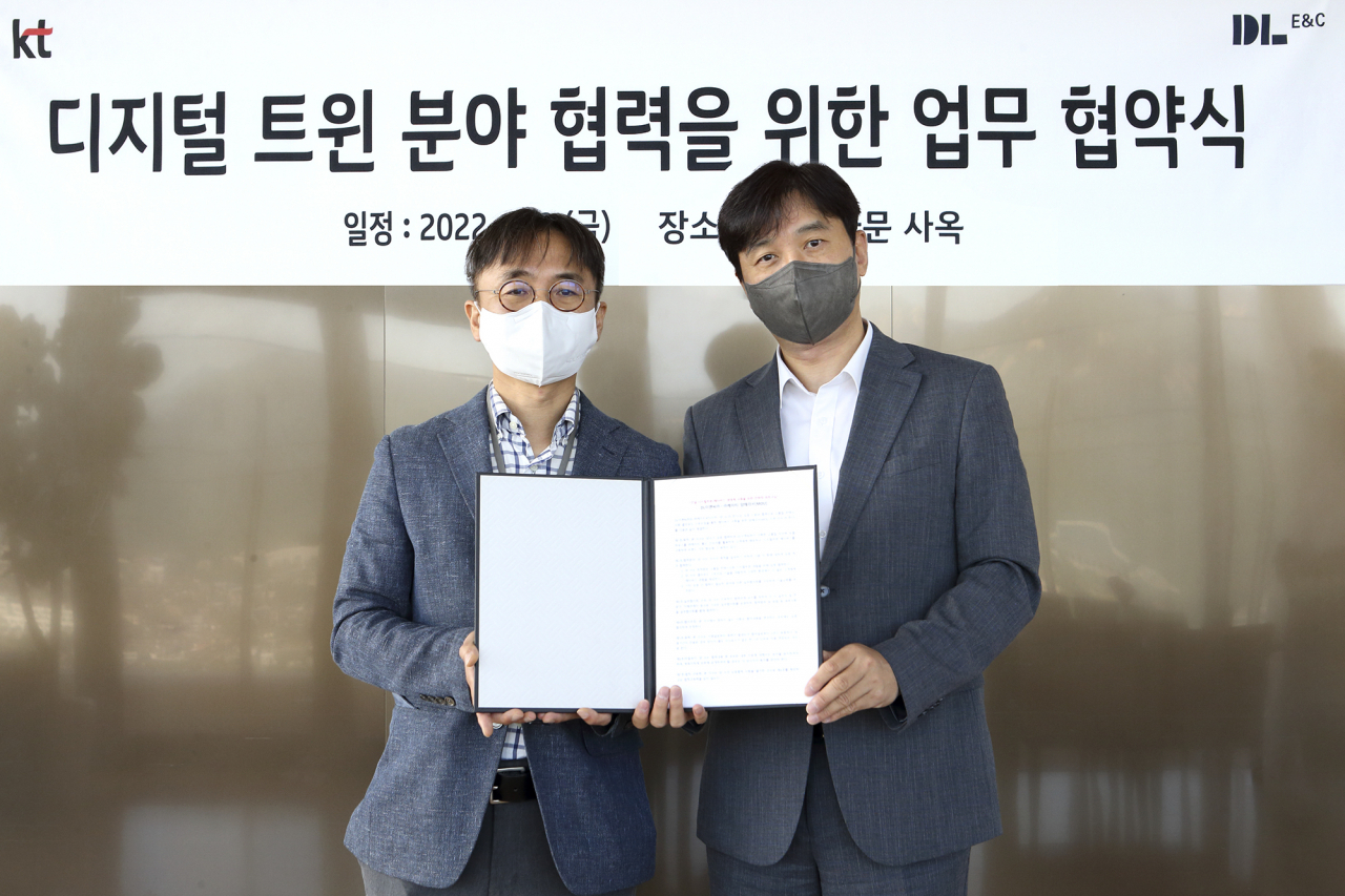 최영락 DL이앤씨 주택기술개발원장(왼쪽)과 박정호 KT 커스터머DX단장이 지난 1일 서울 종로구 광화문에 위치한 KT 사옥에서 ‘건설 분야 메타버스 생태계 구축을 위한 업무협약(MOU)’을 체결한 뒤 기념촬영을 하고 있다. [DL이앤씨 제공]