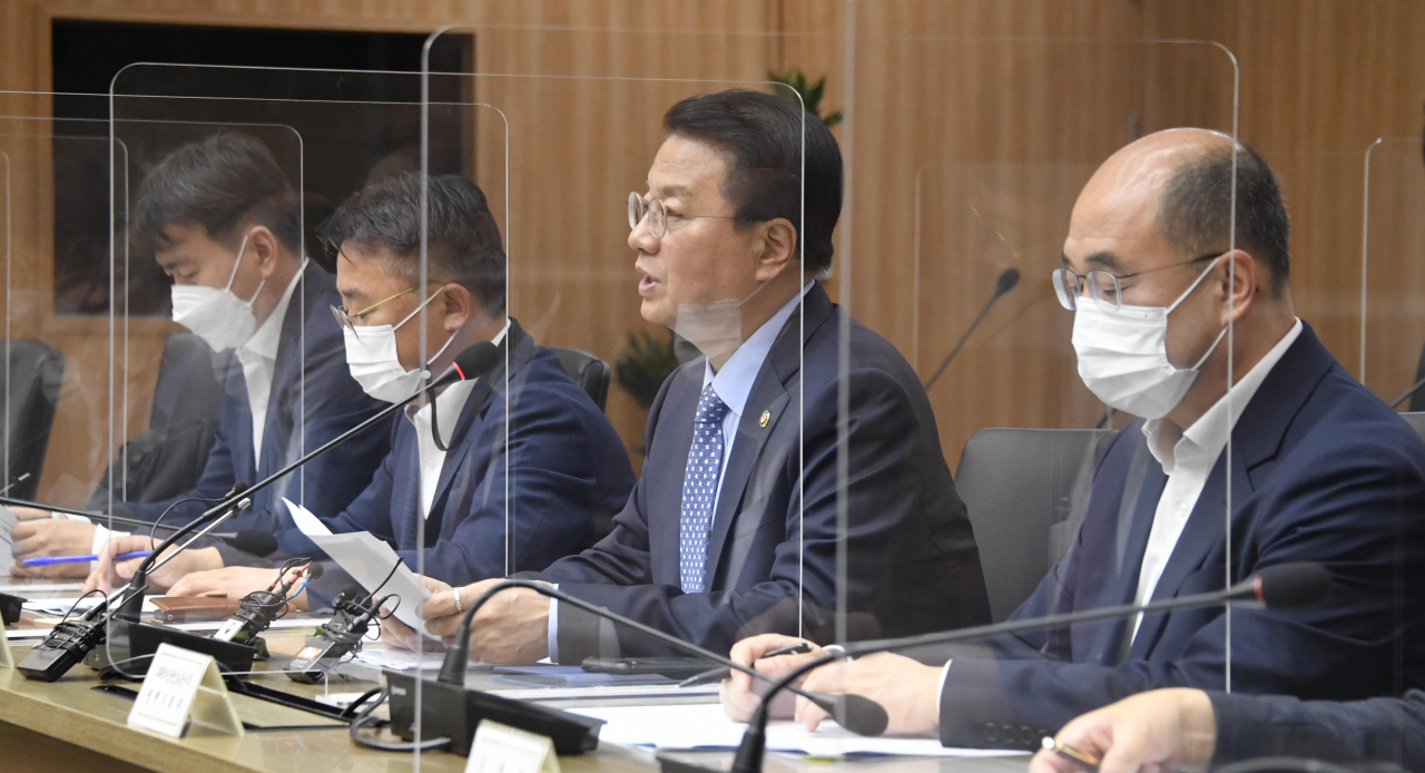 방기선 기획재정부 차관이 2일 서울 영등포구 한국수출입은행에서 ‘제7차 비상경제차관회의’를 주재하고 있다. 방 차관은 이 자리에서 “여전히 높은 수준의 물가 상승률이 지속되고 있다”며 “경계감을 늦추지 않고 물가·민생의 조속한 안정화를 위해 모든 정책노력을 지속할 계획”이라고 강조했다. [기획재정부 제공]