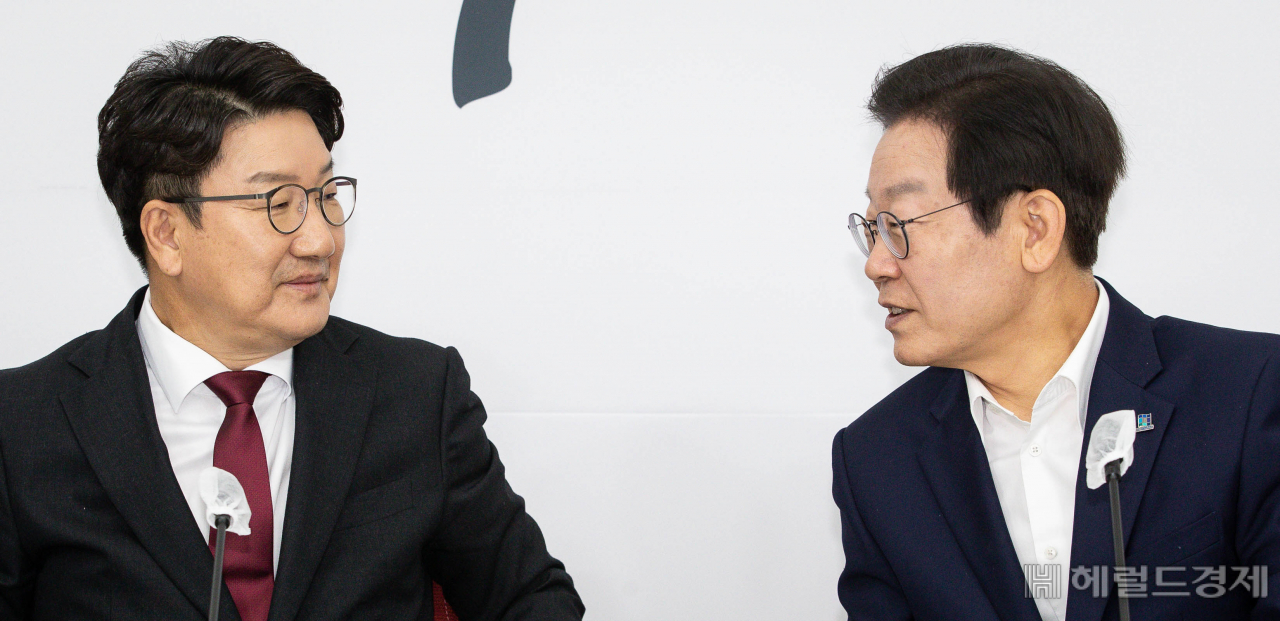 권성동 국민의힘 원내대표(왼쪽)와 이재명 더불어민주당 대표가 지난달 31일 서울 여의도 국회에서 만나 대화하고 있다. 이상섭 기자