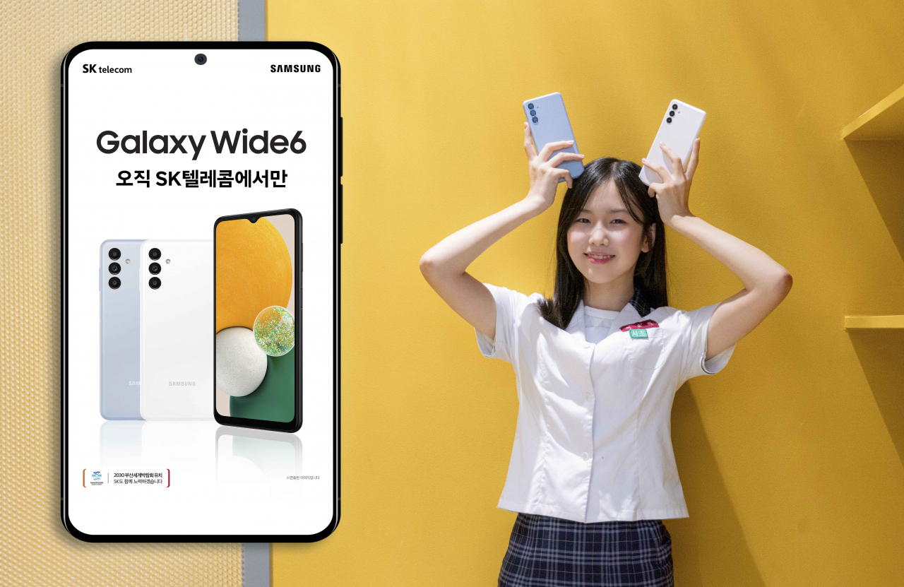 SKT는 삼성전자 ‘갤럭시 와이드6’를 단독 출시한다고 2일 밝혔다. 모델이 ‘갤럭시 와이드6’를 소개하고 있다. [SKT 제공]