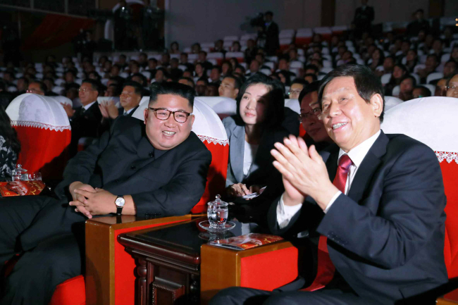 김정은 북한 국무위원장이 2018년 9월 리잔수(栗戰書) 중국 전국인민대표회의 상무위원장 등 중국 대표단을 위한 환영 공연과 연회를 마련한 모습을 보도한 노동신문. [연합]