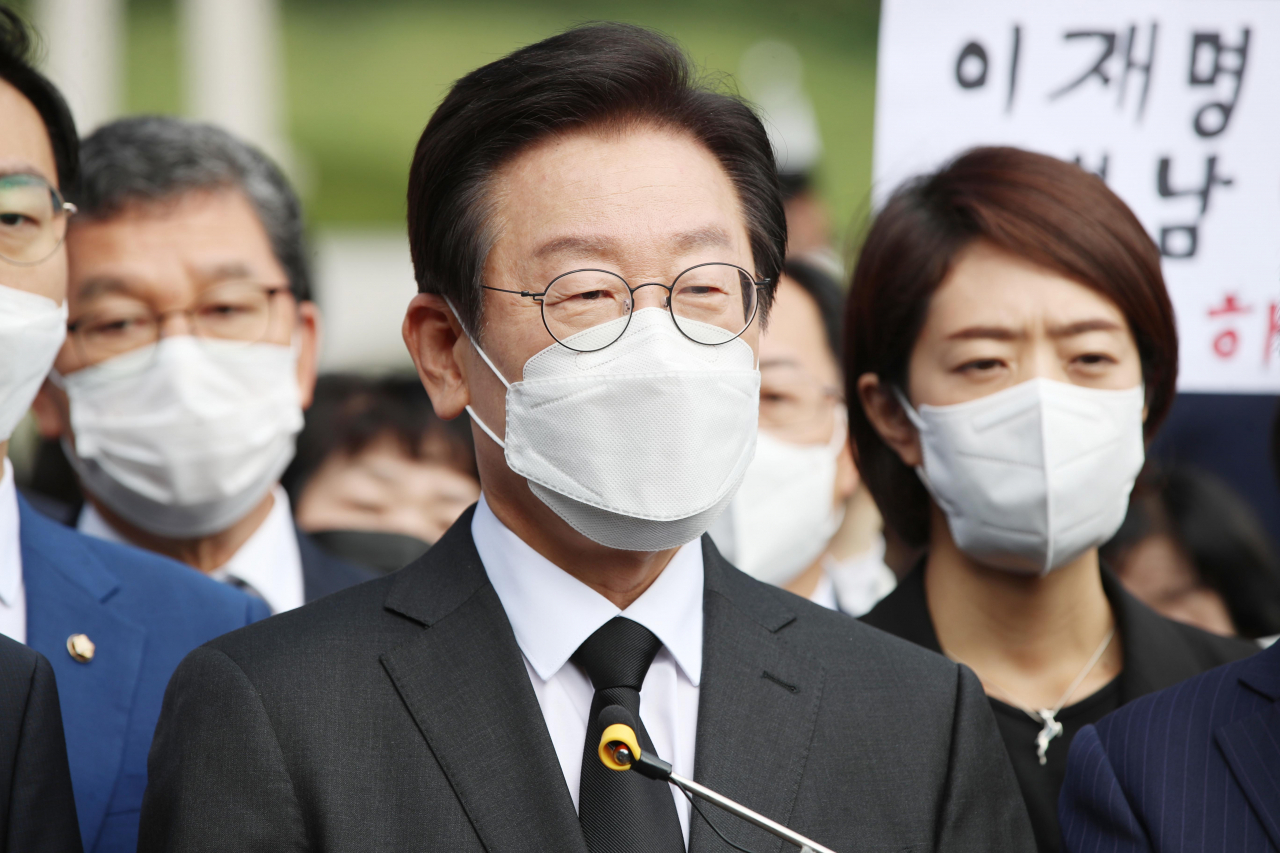 더불어민주당 이재명 대표가 2일 오전 광주 북구 5·18 민주묘지 참배를 마친 뒤 취재진의 질문에 답하고 있다. [연합]