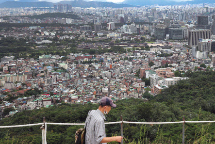 서울 인왕산에서 바라본 서울 시내 아파트와 주택가 모습. [연합]