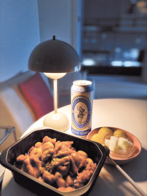 오비맥주가 선보인 홍콩 1위 맥주 블루걸.