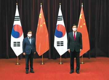 박병석 국회의장(왼쪽)이 지난 2월5일 베이징 인민대회당에서 열린 리잔수 중국 전국인민대표대회 상무위원장과의 회담에서 기념촬영을 하고 있다. [연합]