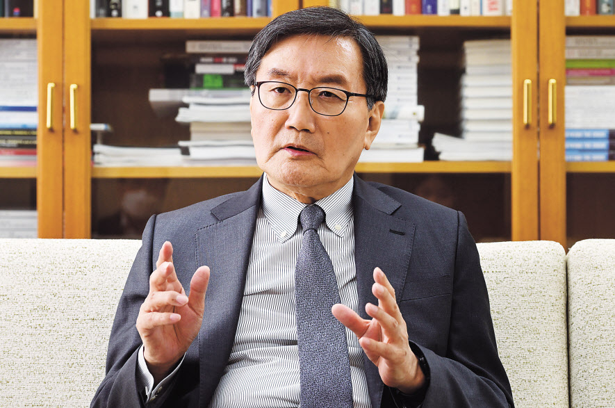 전광우 세계경제연구원 이사장은 현 한국 경제 상황에 대해 IMF외환위기나 2008년 글로벌 금융위기와는 다르지만, 복합적 위기 상황이라고 진단했다. 그는 특히 자금경색 시장 해소가 안되면 금융시장이 마비될 수 있다고 경고했다. 박해묵 기자