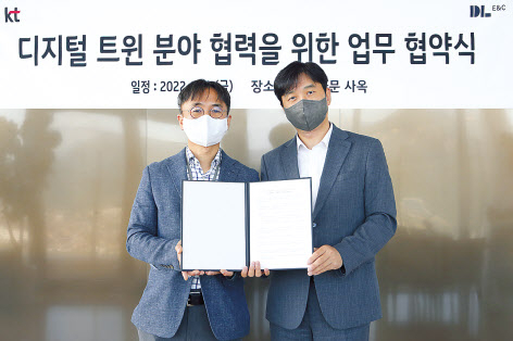 KT 박정호 커스터머DX단장(오른쪽)과 DL이앤씨 최영락 주택기술개발원장이 디지털 트윈 분야 협력을 위한 업무협약을 체결하고 기념사진을 찍고 있다. [KT 제공]