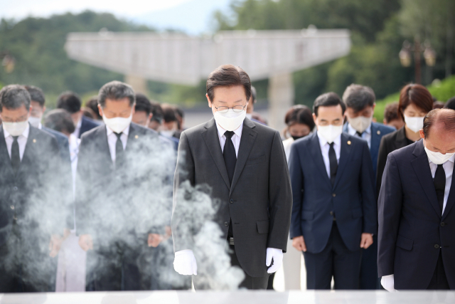 이재명 더불어민주당 대표가 당지도부와 함께 2일 오전 광주 북구 국립 5·18 민주묘지를 찾아 참배하고 있다. 이 대표는 방명록에는 ‘광주 정신 이어받아 유능하고 강한 민주당 만들겠습니다’라고 썼다. [연합]