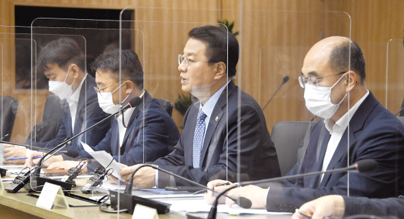 방기선 기획재정부 차관이 2일 서울 영등포구 한국수출입은행에서 ‘제7차 비상경제차관회의’를 주재하고 있다. 방 차관은 이 자리에서 “여전히 높은 수준의 물가 상승률이 지속되고 있다”며 “경계감을 늦추지 않고 물가·민생의 조속한 안정화를 위해 모든 정책노력을 지속할 계획”이라고 강조했다. [기획재정부 제공]