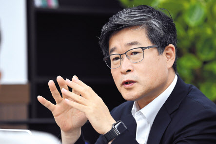 김길성 서울 중구청장이 2일 헤럴드경제와 인터뷰에서 “규제 완화를 통한 재개발로 고층 상업시설을 집약시켜 중구를 주거·업무·문화 등 ‘직주락(職住樂)’이 함께 있는 도시를 만들 것”이라고 말했다. 임세준 기자