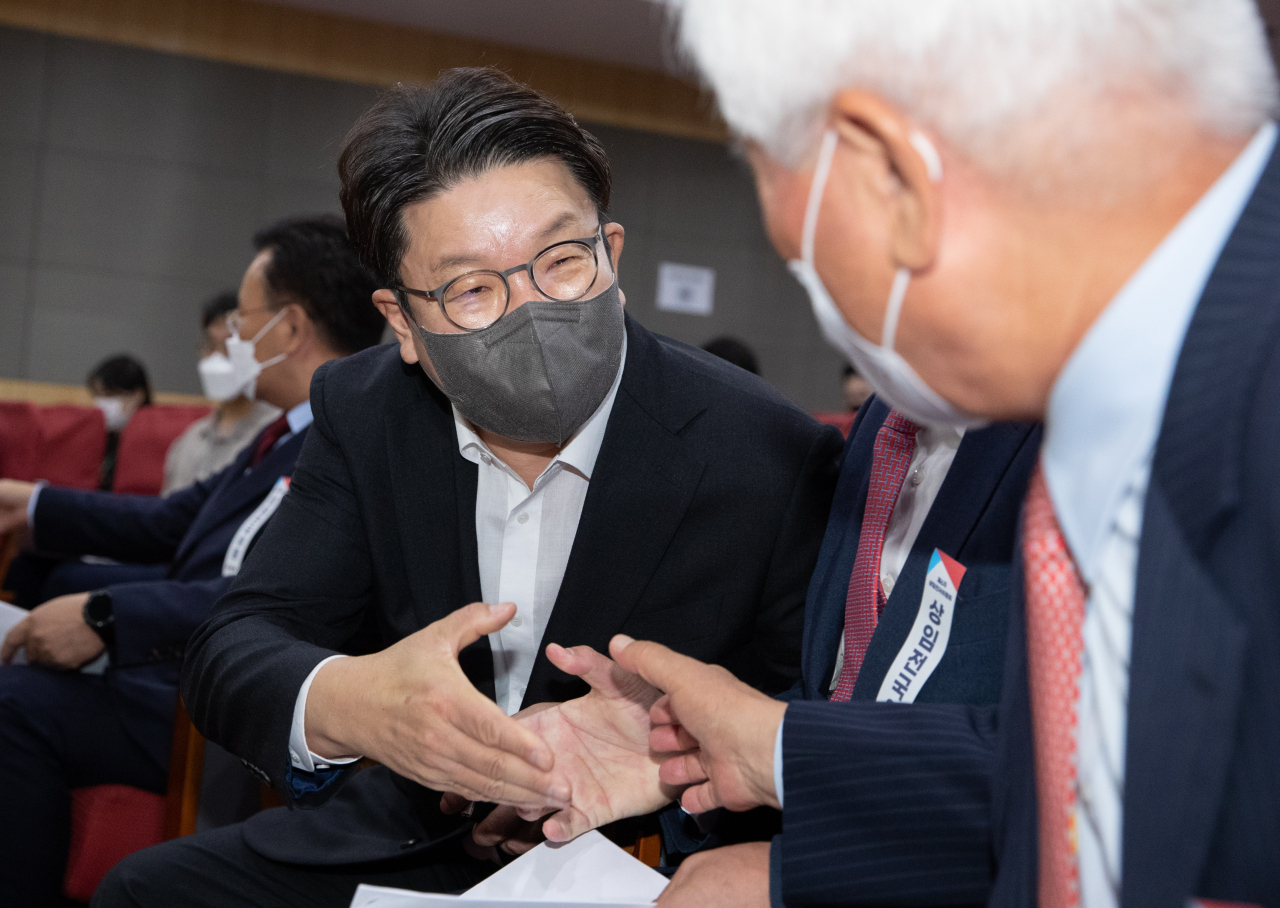 국민의힘 권성동 원내대표가 당헌·당규 개정안 의결을 위해 2일 오전 국회 의원회관에서 열린 제6차 상임전국위원회에서 참석자들과 악수하고 있다. 연합뉴스