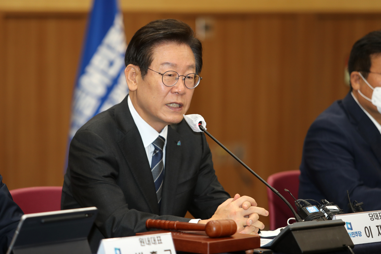 더불어민주당 이재명 대표가 2일 오전 광주 서구 치평동 김대중컨벤션센터에서 열린 최고위원회의에서 발언하고 있다. [연합]