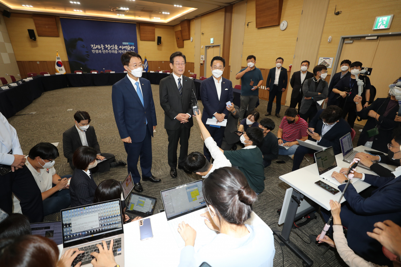 더불어민주당 이재명 대표가 2일 오전 광주 서구 치평동 김대중컨벤션센터에서 열린 최고위원회의에 참석해 기자들 질문에 답하고 있다. 연합뉴스