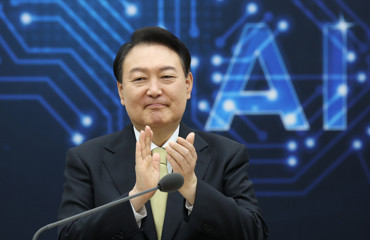 윤석열 대통령이 지난 2일 오전 서울 용산 대통령실 청사에서 열린 디지털플랫폼정부위원회 출범식에서 박수치고 있다. [연합]