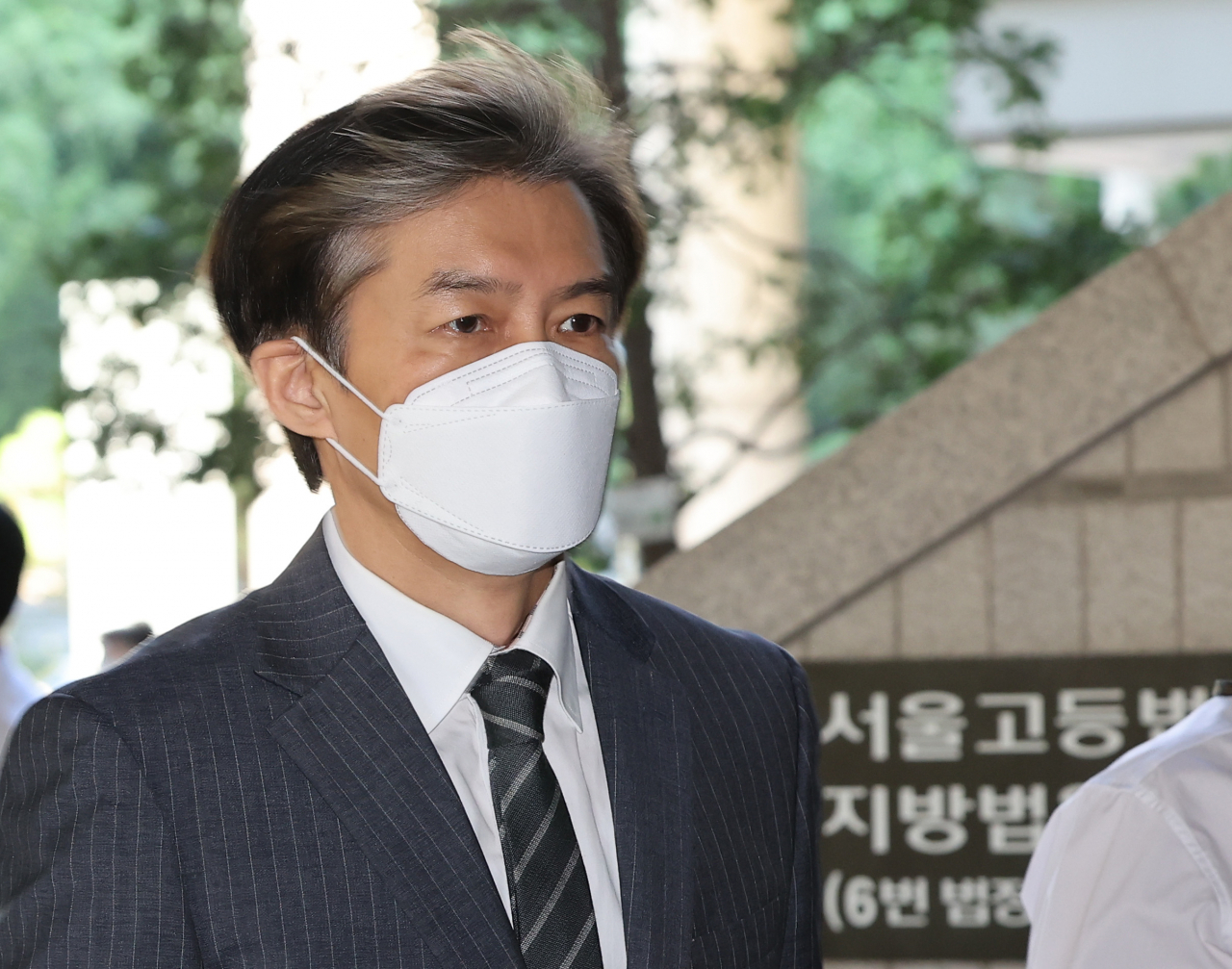 조국 전 법무부 장관이 2일 오전 서울 서초구 서울중앙지법에서 열린 자녀 입시비리·감찰무마 의혹 관련 1심 속행 공판에 출석하기 위해 법정으로 향하고 있다. [연합]