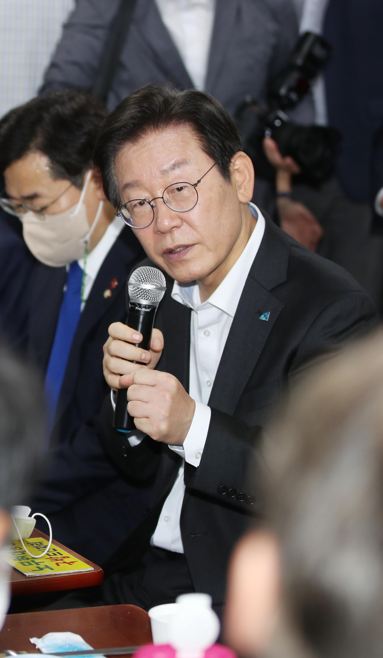 더불어민주당 이재명 대표가 2일 오후 광주 서구 양동시장을 방문, 상인들과 오찬 간담회를 하고 있다. [연합]
