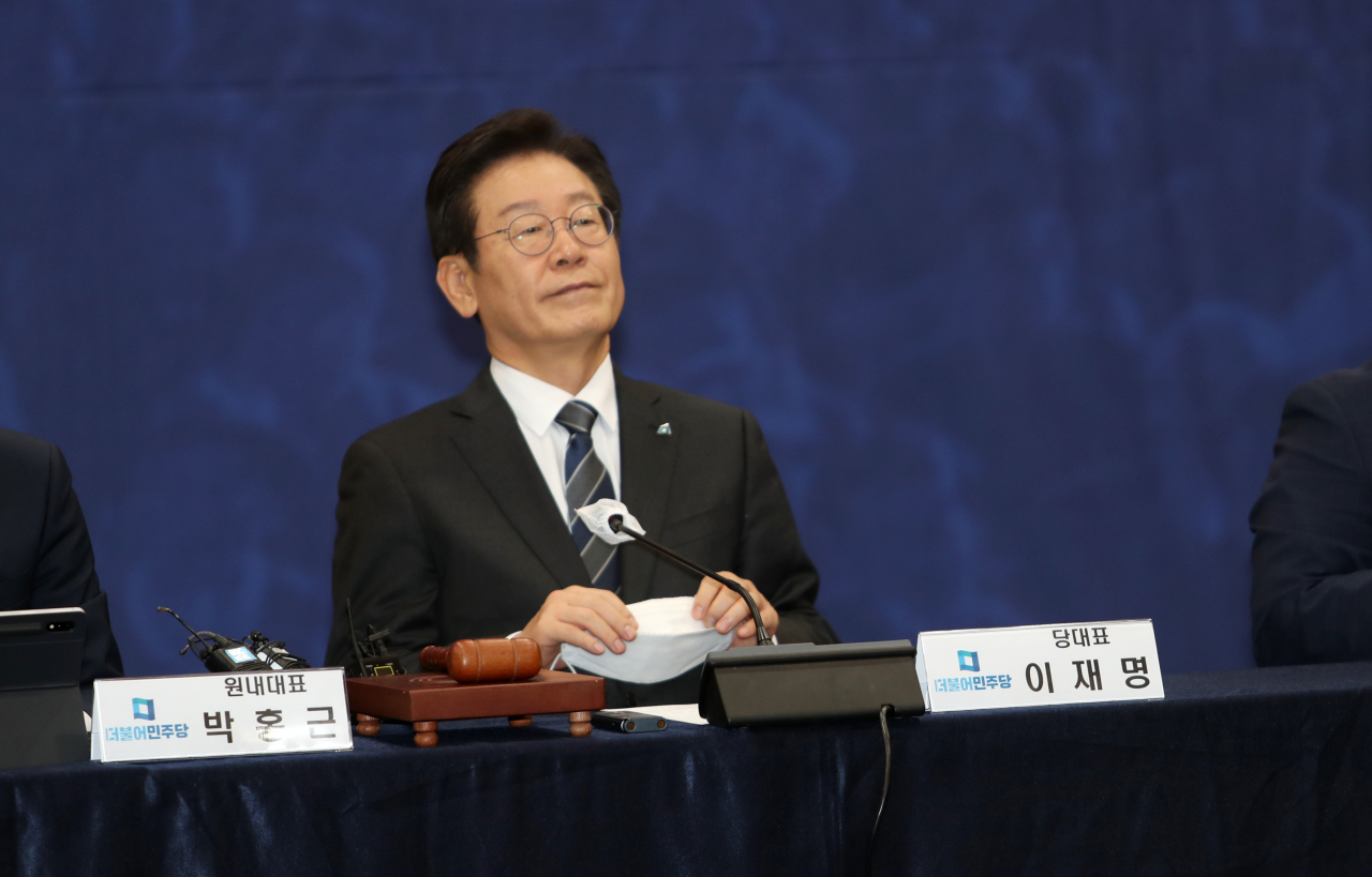 이재명 더불어민주당 대표가 2일 오전 광주 서구 치평동 김대중컨벤션센터에서 열린 최고위원회의에 참석해 있다. [연합]