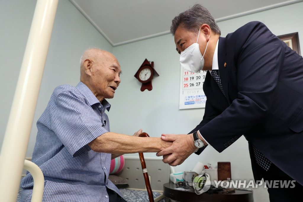 “책임감 갖고 문제 풀겠다”…박진 장관, ‘일제강제동원피해자 만나’