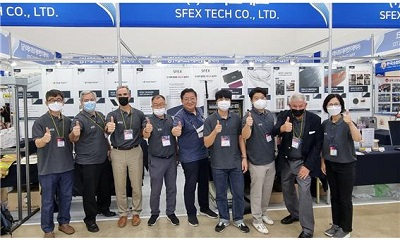 스펙스테크 전시 부스에서 파이어트레이스의 롭 바식 CEO(왼쪽 3번째), 스펙스테크의 박종석 대표(왼쪽 4번째) 등 양사 관계자들이 기념 촬영을 하고 있다. [제공=스펙스테크]