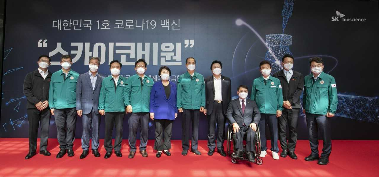 안재용 SK바이오사이언스 사장(왼쪽부터)과 이기일 보건복지부 차관, 권기익 안동시의회 의장, 권기창 안동시장, 김형동 국회의원, 정춘숙 보건복지위원장, 한덕수 국무총리, 강기윤 국회의원, 이종성 국회의원, 이철우 경북도지사, 최창원 SK디스커버리 부회장, 박성근 국무총리비서실장 등이 2일 경북 안동에 있는 L하우스에서 열린 대한민국 1호 백신 스카이코비원 출하 기념식에서 포즈를 취했다.[SK바이오사이언스 제공]