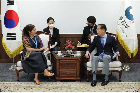 권영세 통일부 장관은 2일 방한중인 엘리자베스 살몬 신임 유엔 북한인권 특별보고관을 접견하고 북한인권 개선을 위한 적극적 협력 의사를 밝혔다. [통일부 제공]