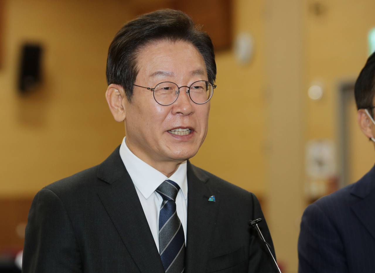 더불어민주당 이재명 대표가 2일 오전 광주 서구 치평동 김대중컨벤션센터에서 열린 최고위원회의에 참석해 기자들 질문에 답하고 있다. [연합]