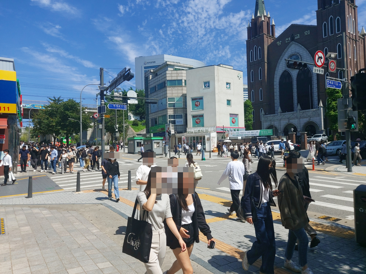 신촌 연세로에서 학생들이 걷고 있는 모습. [헤럴드경제 DB]
