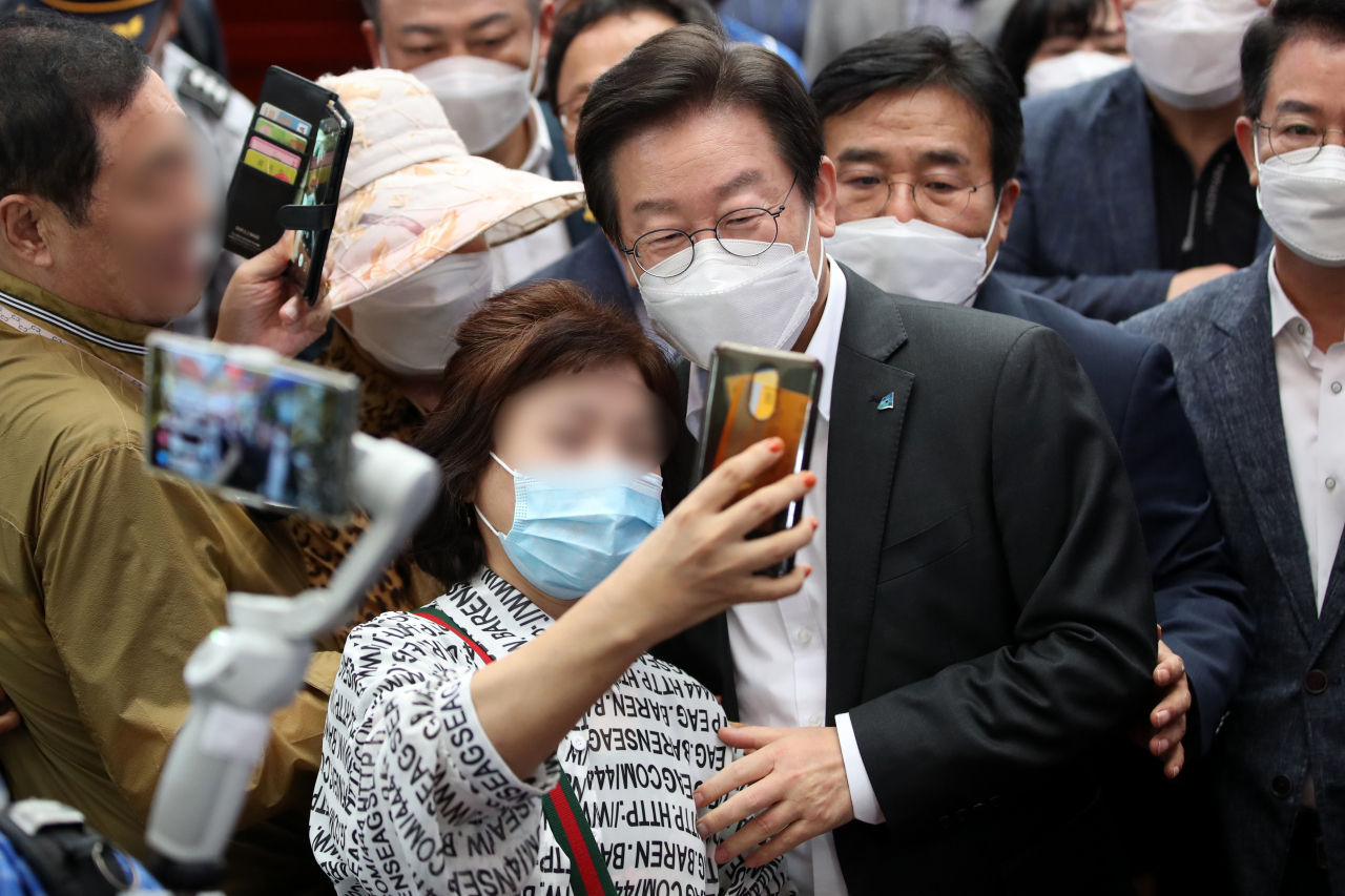 이재명 더불어민주당 대표가 2일 오후 광주 서구 양동시장을 방문, 한 시민과 기념 촬영하고 있다. [연합]