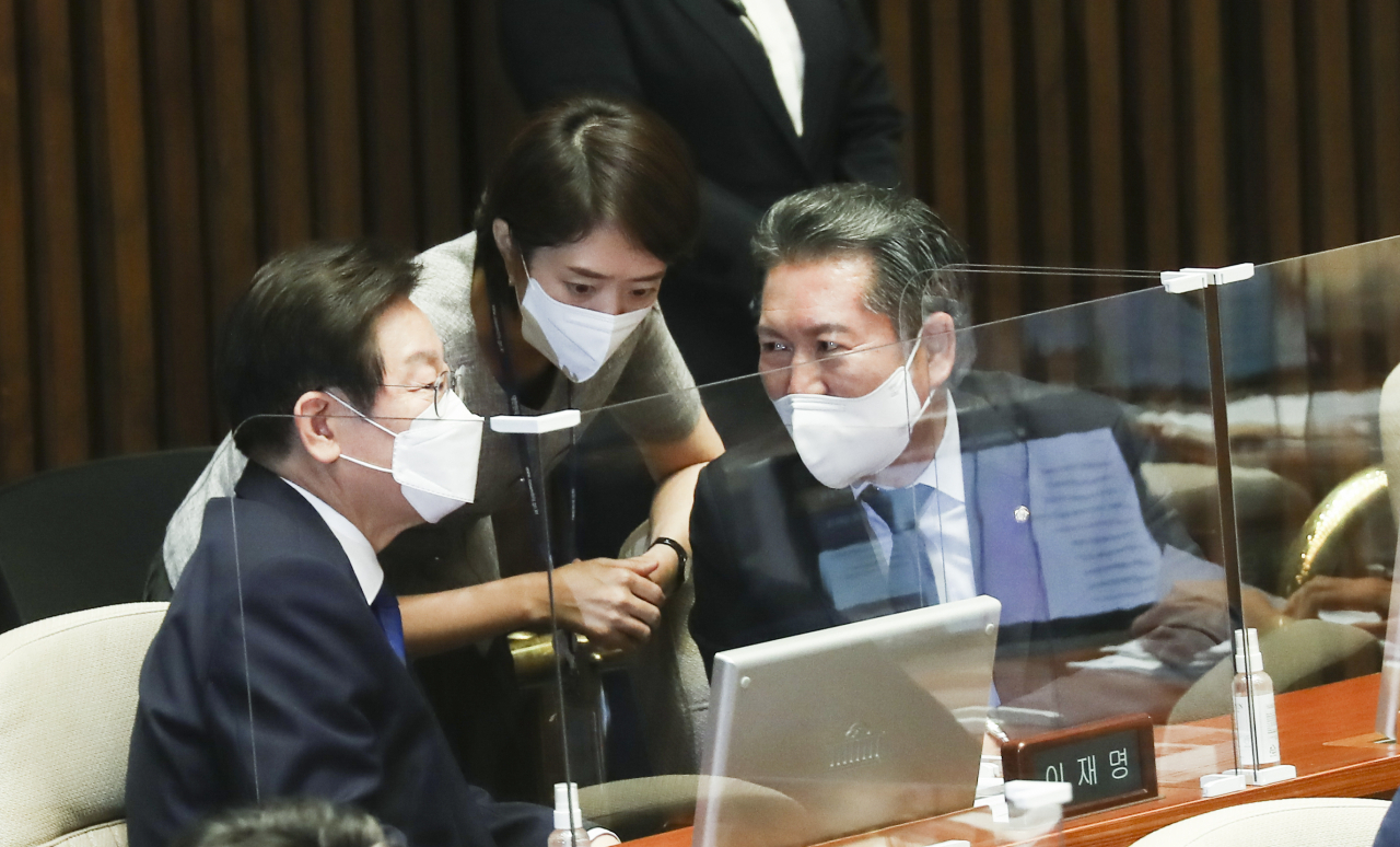 이재명 더불어민주당 대표가 1일 오후 국회 본회의장에서 열린 제400회 국회(정기회) 1차 본회의에서 고민정·정청래 최고위원과 대화하고 있다. [연합]