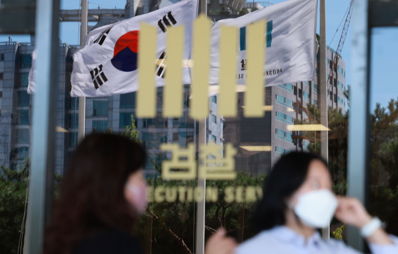 검찰이 이른바 '백현동 특혜 의혹' 등과 관련해 허위 사실을 공표한 혐의로 고발당한 더불어민주당 이재명 대표를 6일 소환 조사한다. 1일 법조계에 따르면 서울중앙지검과 수원지검은 공직선거법 위반 혐의로 고발된 이 대표 측에 이날 출석요구서를 전달했다. 사진은 2일 서울 서초동 중앙지검. [연합]