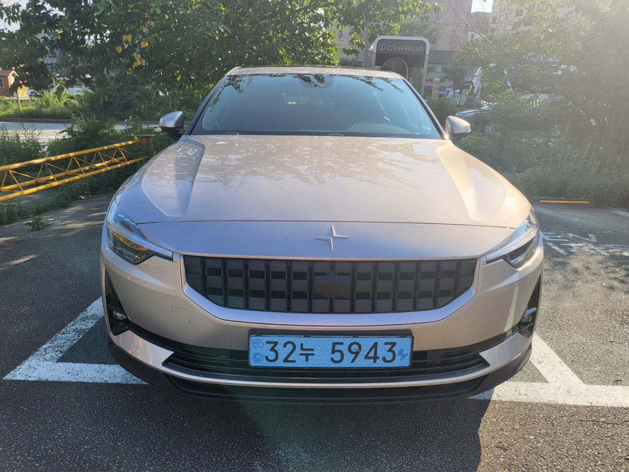 폴스타2를 충전 중인 모습. [김지윤 기자]