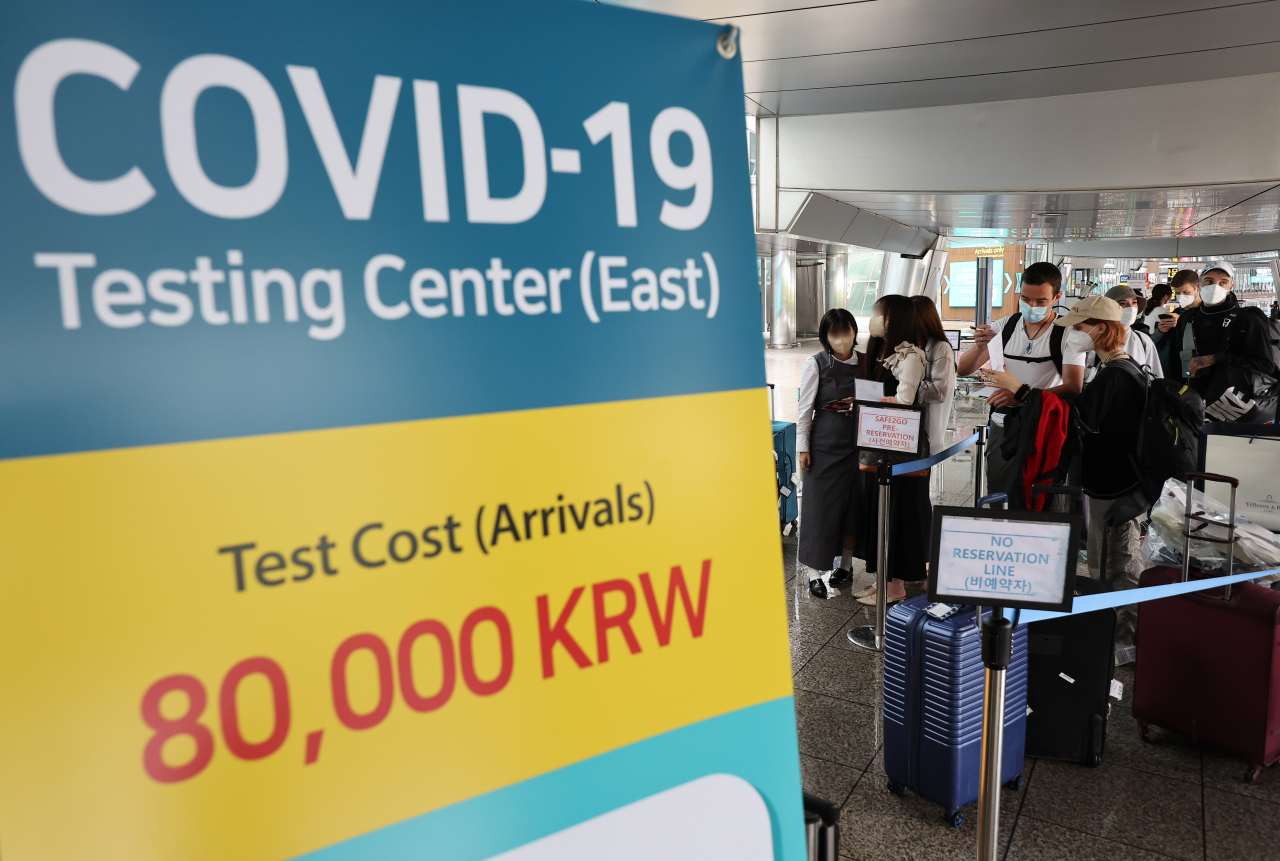 30일 영종도 인천국제공항 제1여객터미널 입국자 전용 코로나 검사센터가 해외 입국자들로 붐비고 있다. [연합]