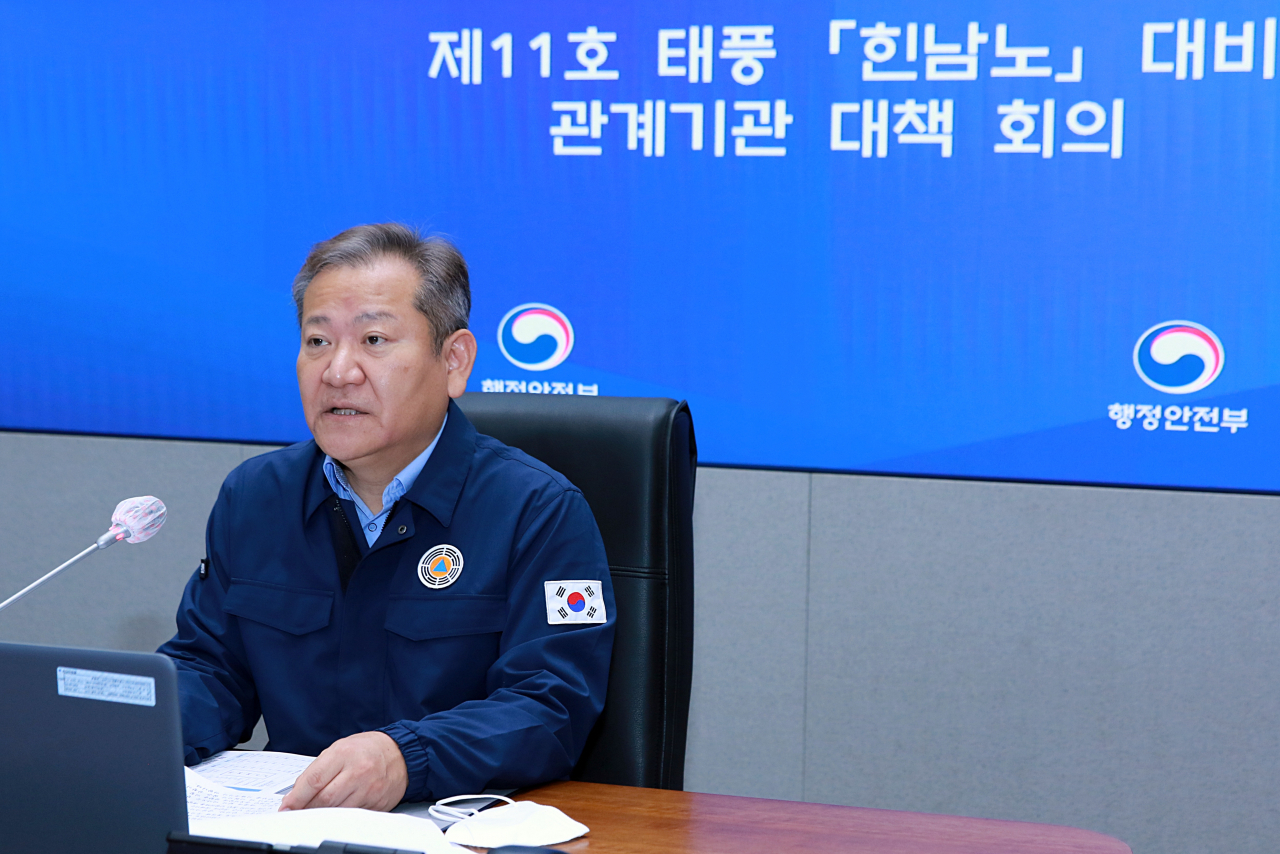 이상민 행정안전부 장관이 3일 오전 정부서울청사 상황센터에서 제11호 태풍 '힌남노' 대비 관계기관 대책 회의를 주재하고 있다. [연합]
