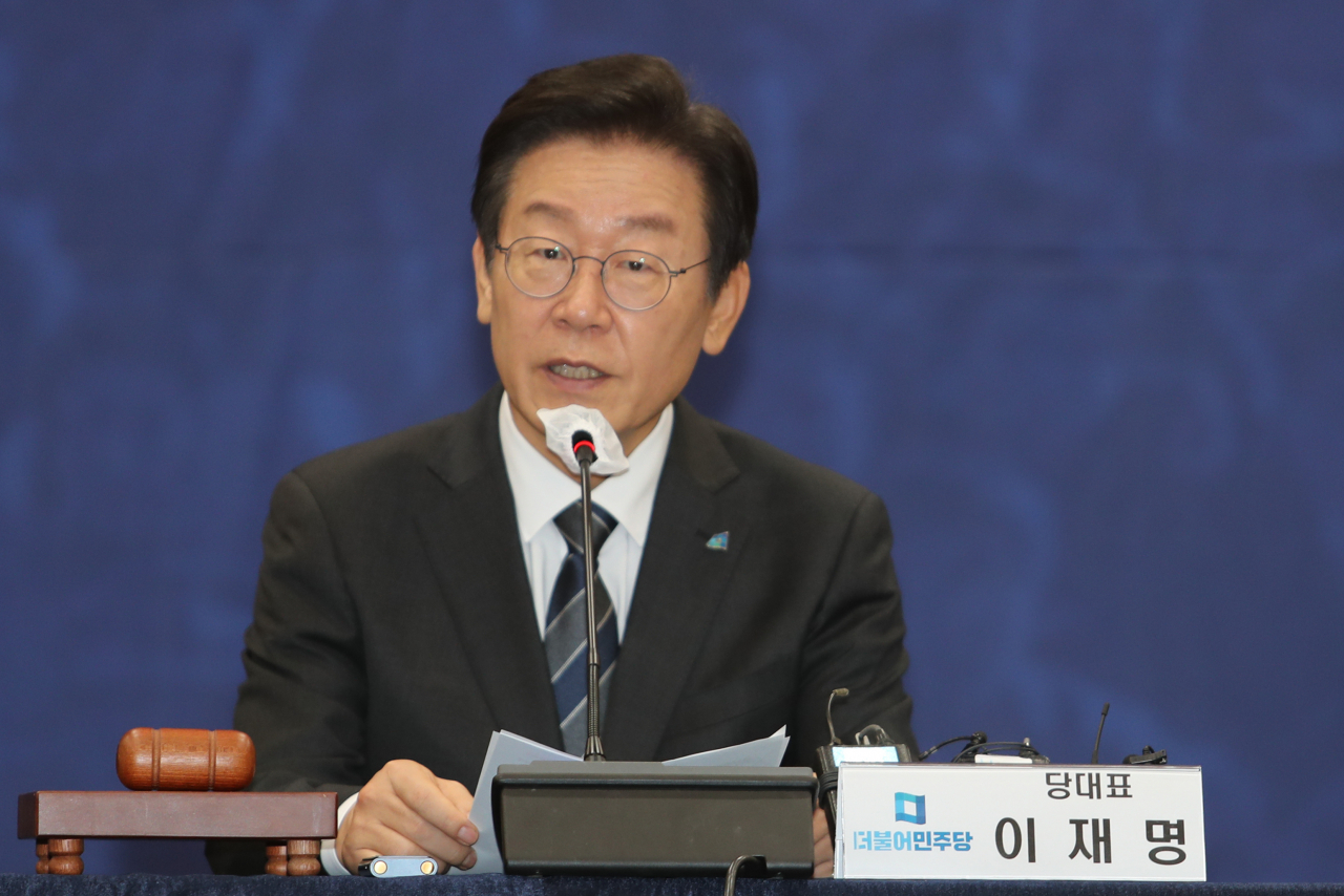 더불어민주당 이재명 대표가 2일 오전 광주 서구 치평동 김대중컨벤션센터에서 열린 최고위원회의에 참석해 발언하고 있다. [연합]
