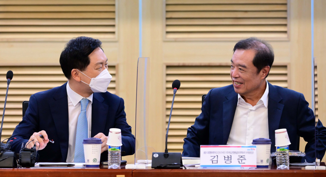 국민의 김기현 의원과 김병준 전 대통령직인수위원회 지역균형발전특위 위원장이 24일 오전 서울 여의도 국회 의원회관에서 '자유와 체제변화, 그리고 가치정당의 문제'의 주제로 열린 국민의힘 공부모임 '혁신 24 새로운 미래' 주최 세미나에서 대화하고 있다.[연합]