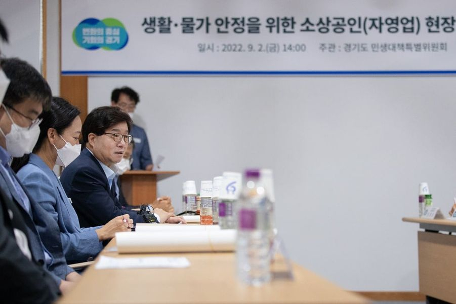 염태영 경제부지사가 소상공인의 고충을 듣고있다.[염태영 부지사 페북 캡처]