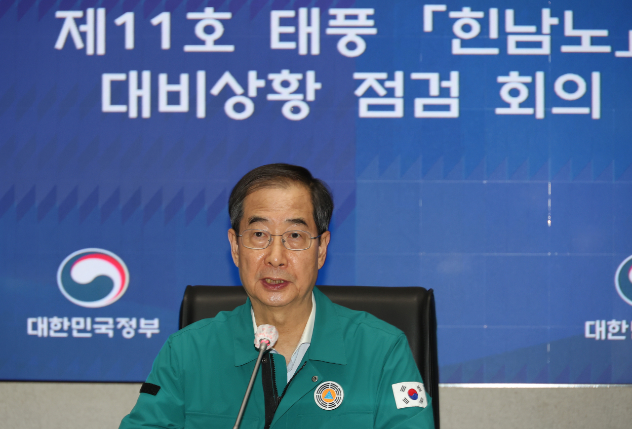 한덕수 국무총리가 3일 오후 정부서울청사 중앙재난안전상황실 서울상황센터에서 제11호 태풍 '힌남노' 대비상황 점검회의를 주재하고 있다. [연합]