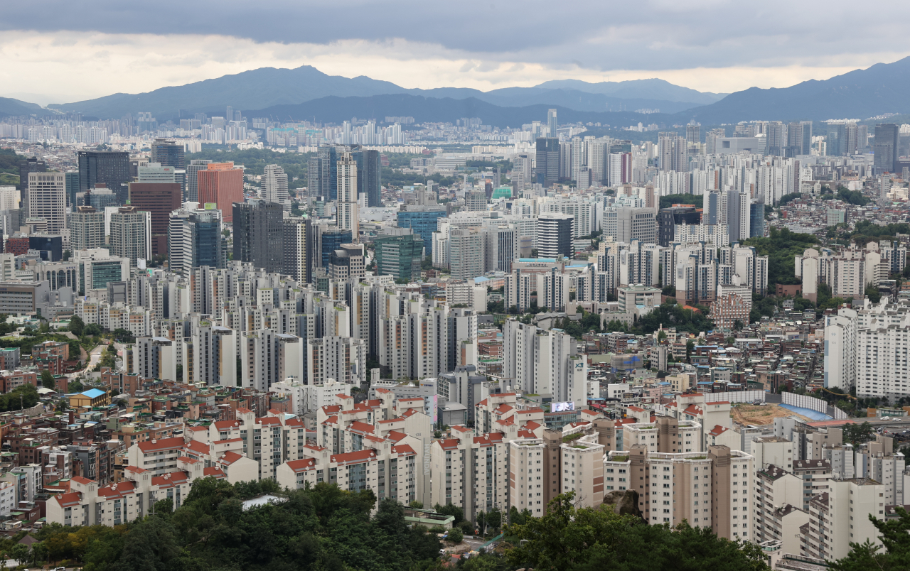 서울 인왕산에서 바라본 서울 시내 아파트와 주택가 모습. [연합뉴스]