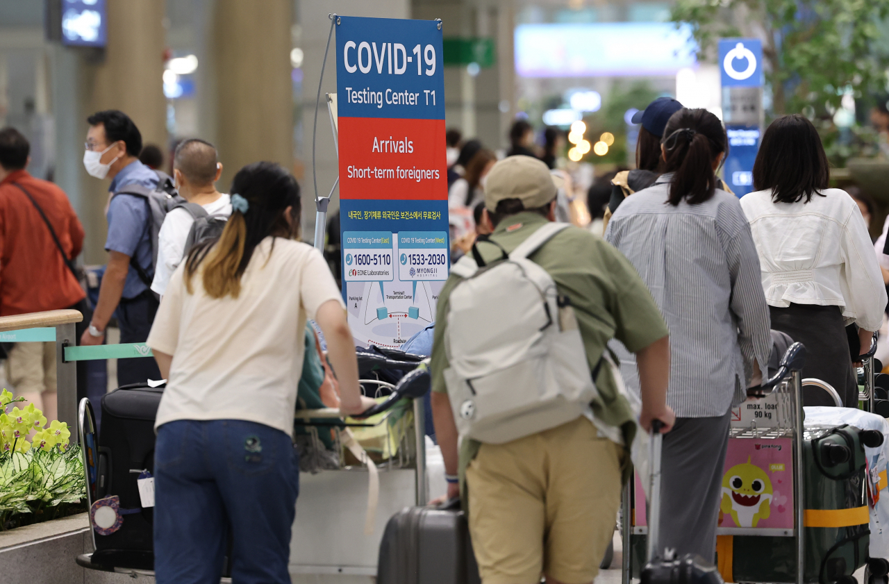 2일 오후 영종도 인천국제공항 제1여객터미널 입국장에 코로나 검사센터 안내판이 세워져 있다. [연합]
