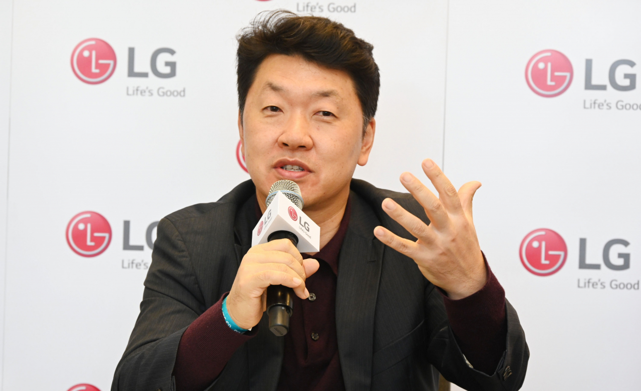3일(현지시간) 독일 베를린에서 열린 TV 테크 브리핑에서 LG전자 TV CX담당 백선필 상무가 TV 기술 트렌드에 대해 설명하고 있다.