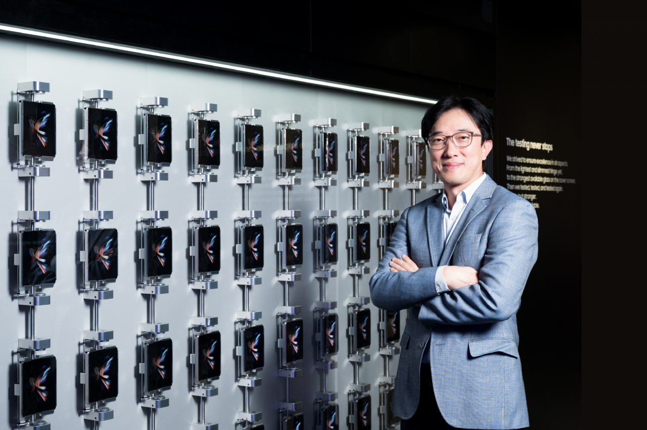 최원준 삼성전자 MX사업부 전략제품개발팀장 부사장이 폴더블폰이 전시된 'IFA 2022' 부스 내부에 서 있는 모습. [삼성전자 제공]