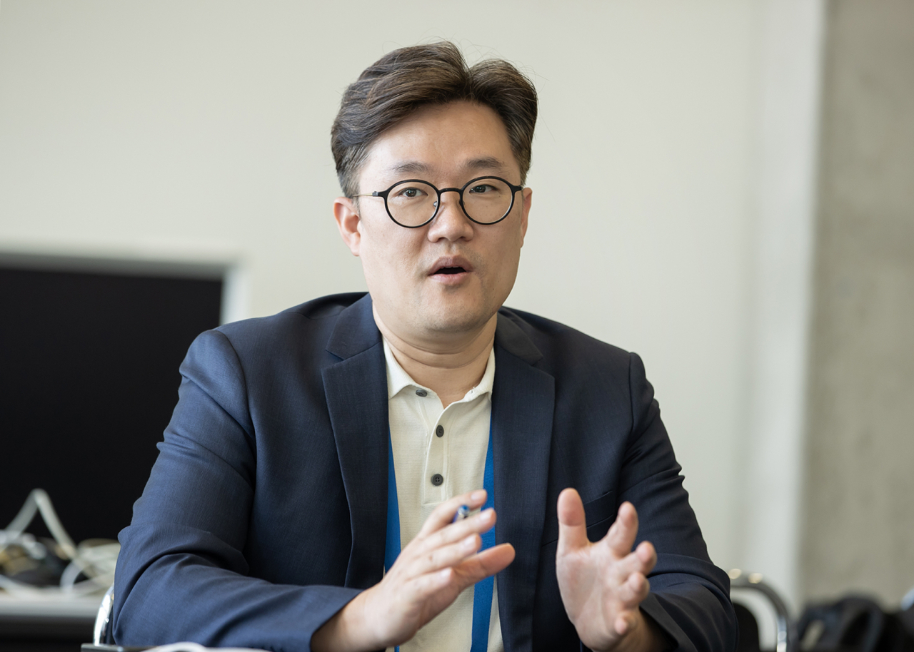 2일(현지시간) 오후 독일 베를린에서 열린 삼성전자 영상디스플레이사업부 브리핑에서 정강일 삼성전자 영상디스플레이 CX팀 상무가 발언하고 있다.[삼성전자 제공]
