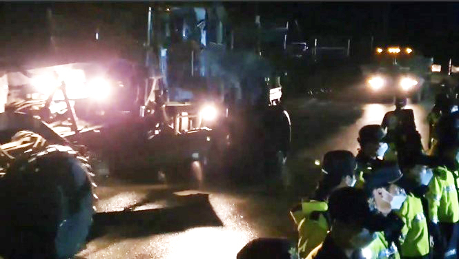 경북 성주 주한미군 사드(THAAD·고고도 미사일 방어체계) 기지 지상 접근 정상화를 위한 정부 당국의 조치가 본격적으로 시행됐다. 사진은 4일 새벽에 이뤄진 사드 기지 공사 장비 반입 모습. [연합]