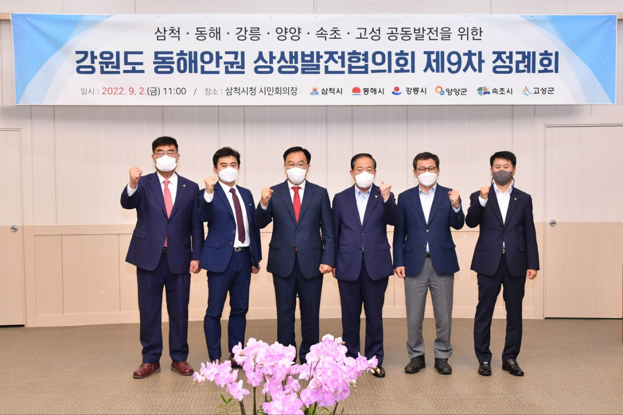 왼쪽부터 4번째 이병선 속초시장[속초시 제공]