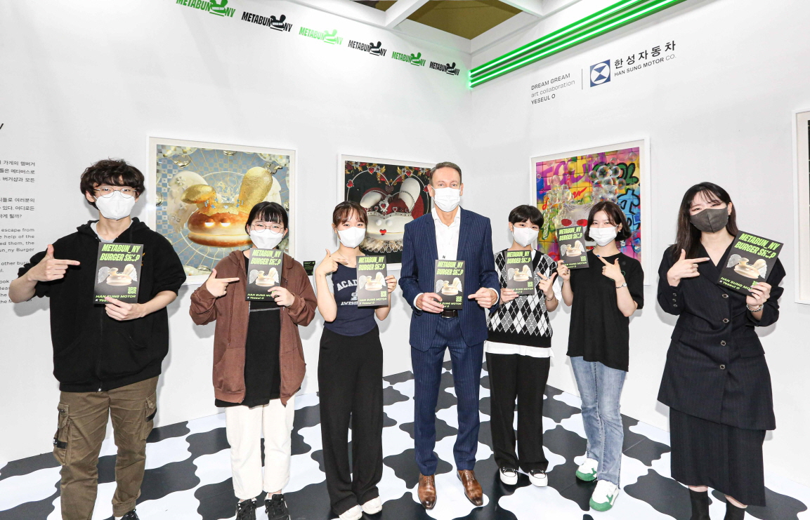 Han Sung Motor CEO Ulf Ausprung (fourth from left) poses with mentors and mentees of its art scholarship program Dream Gream at Kiaf Plus in Seoul on Friday. (Han Sung Motor)
