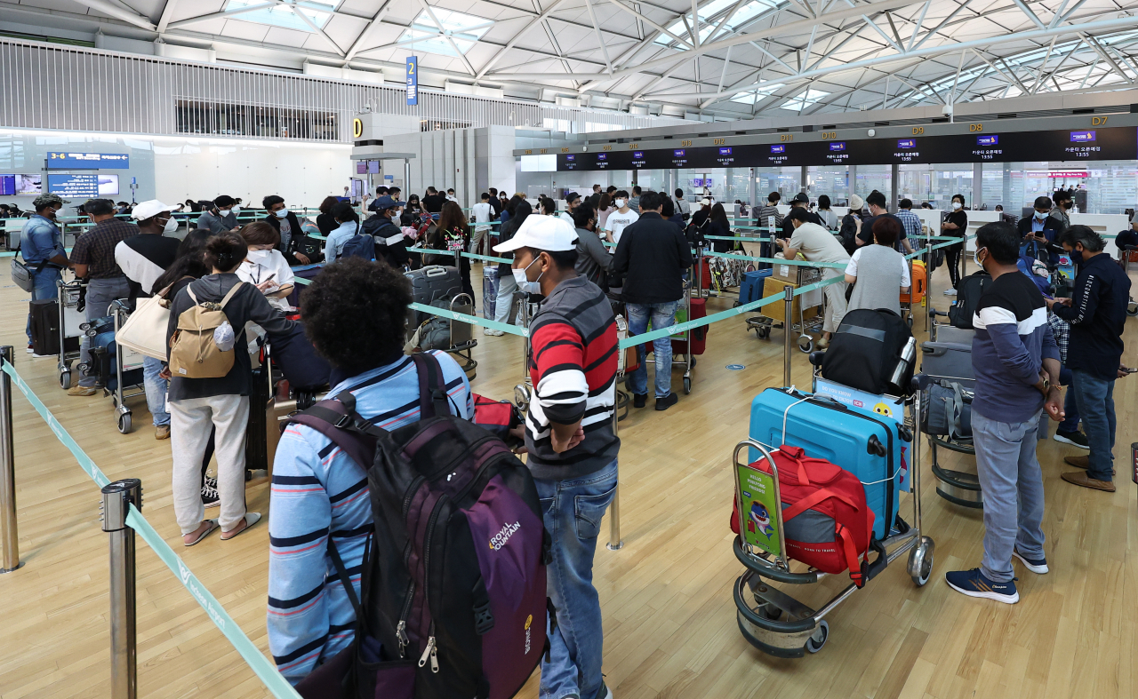 지난달 30일 오후 영종도 인천국제공항 제1여객터미널 출국장이 여행객. [연합뉴스]