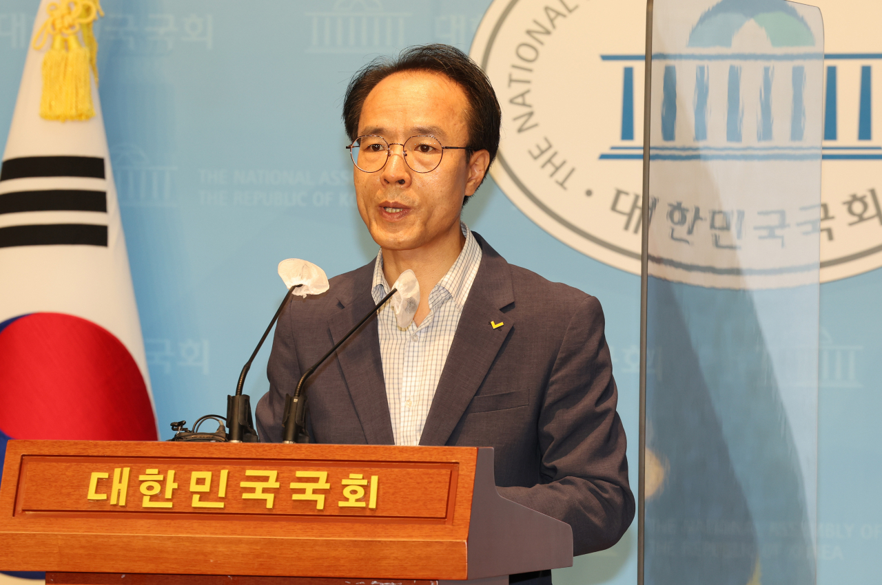 정의당 이동영 수석대변인이 4일 국회 소통관에서 비례대표 국회의원 사퇴 권고 여부를 묻는 권고안의 당원총투표 결과를 발표하고 있다. 이날 정의당 홈페이지를 통해 발표한 데 따르면 '비례대표 국회의원 5명의 사퇴 권고안'은 찬성 40.75%, 반대 59.25%로 부결됐다. [연합]