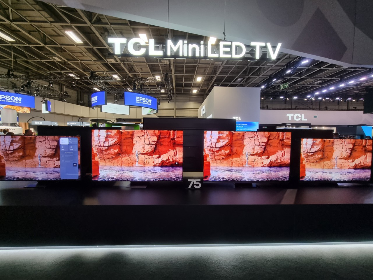 'IFA 2022'에서 TCL이 미니 LED 신제품을 공개한 모습.김지헌 기자